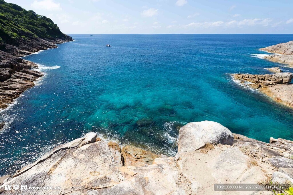 俯瞰碧海与嶙峋礁石