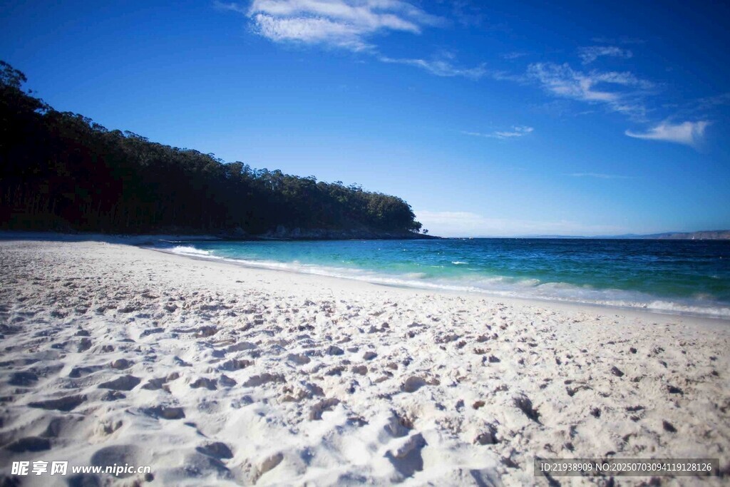 纯净沙滩与蔚蓝大海美景