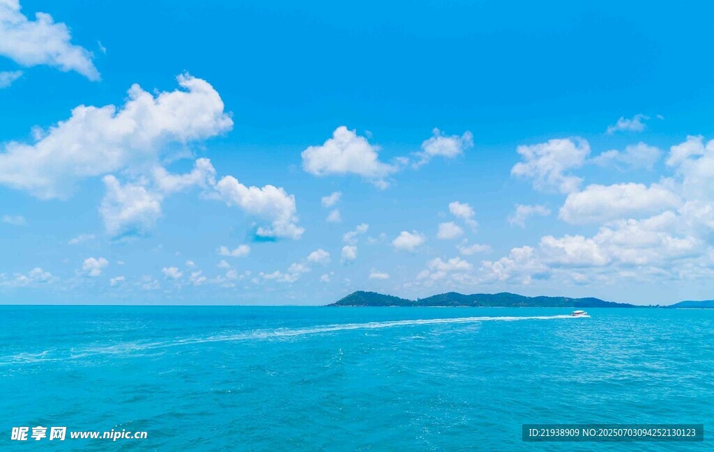 碧海蓝天中的海上小岛