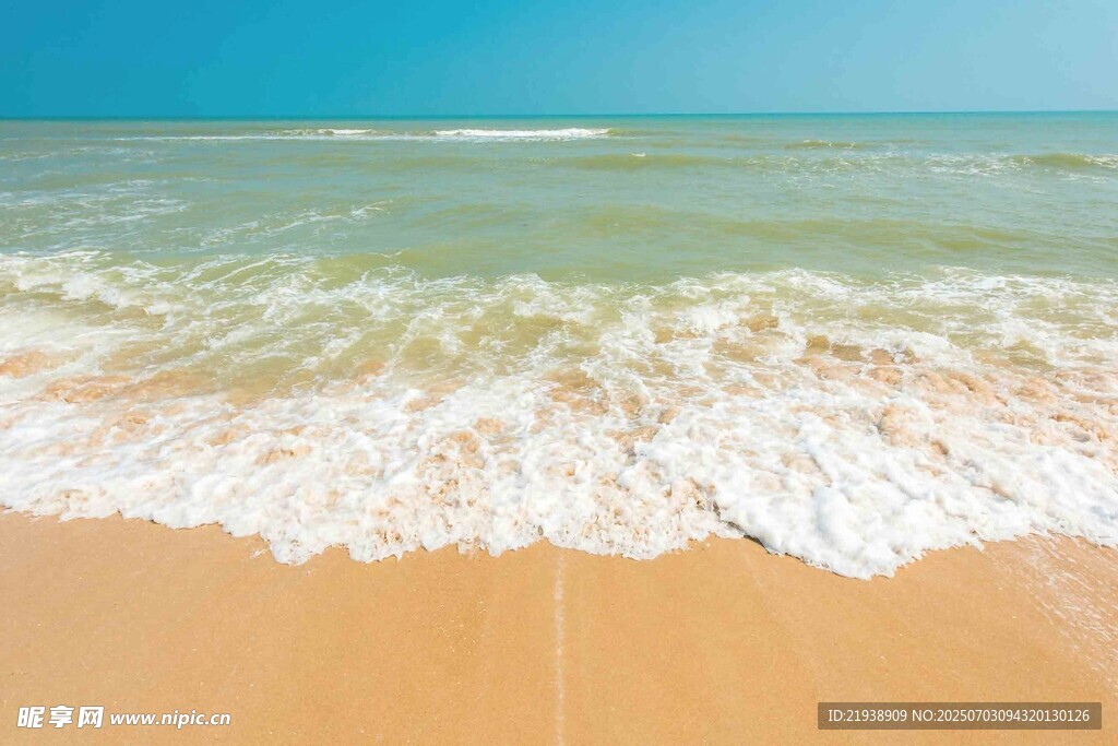 金色沙滩上的海浪