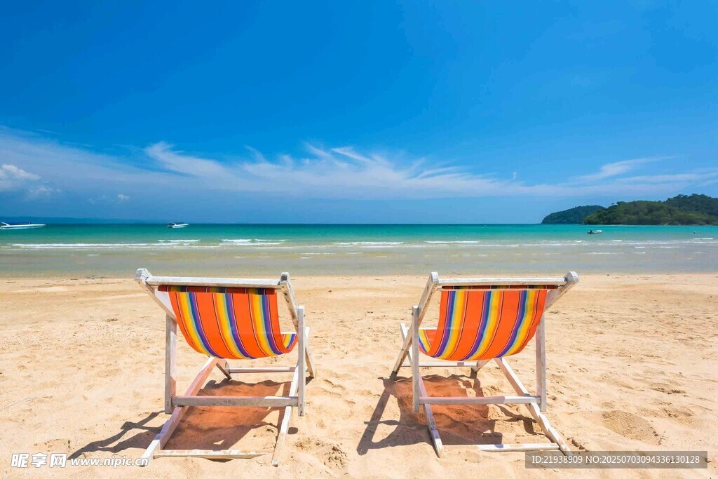 沙滩上的两把休闲躺椅