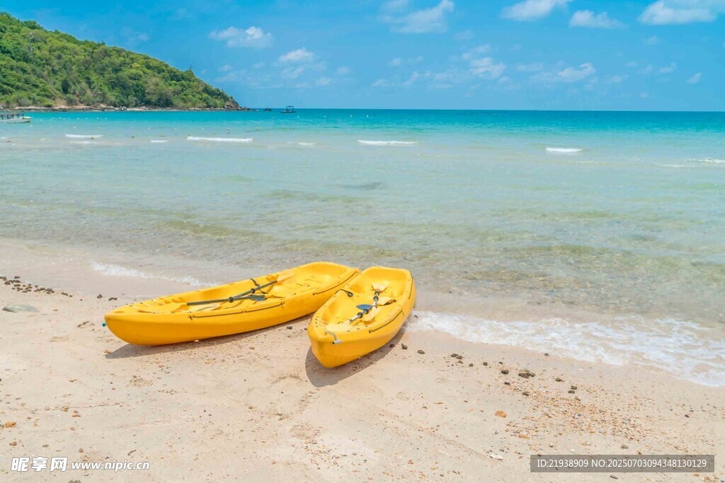 沙滩上的黄色皮划艇