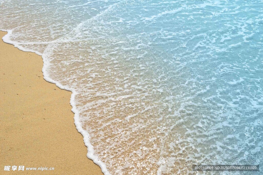 海浪轻吻沙滩的美丽瞬间