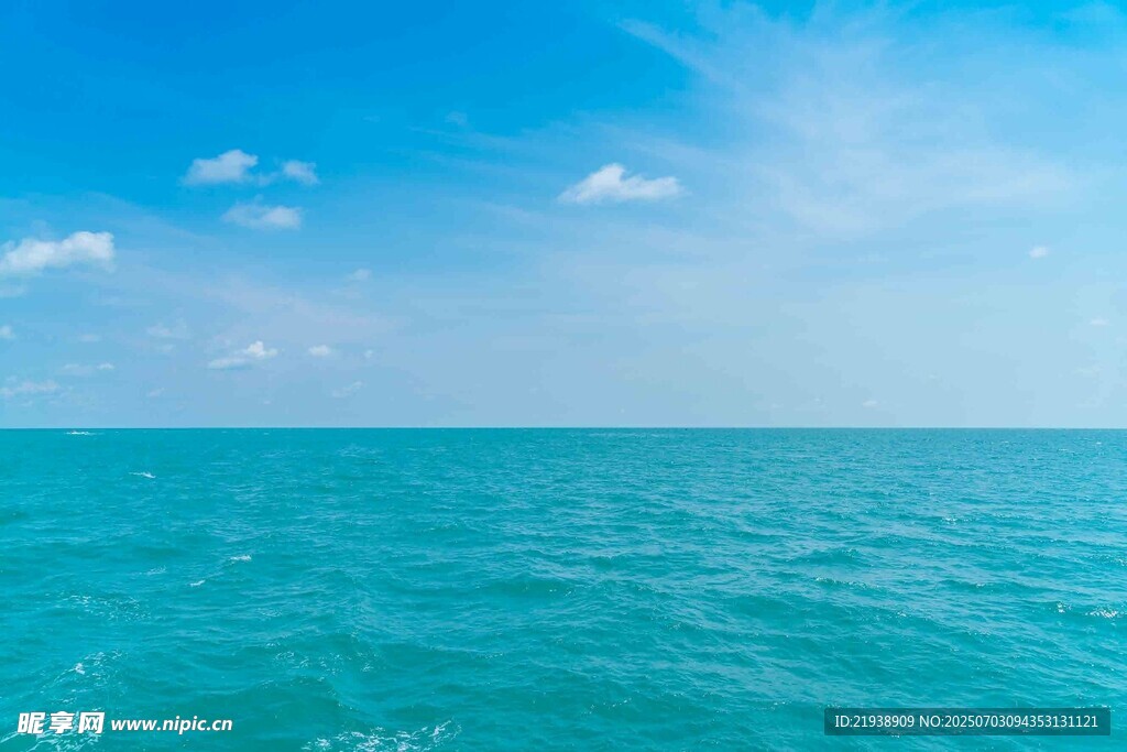 蔚蓝大海与晴朗天空