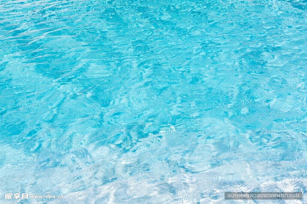 清澈蓝水泳池水面特写