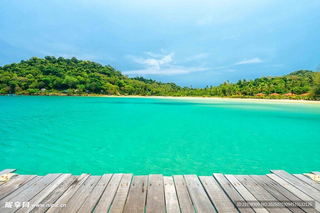 海边木栈道的迷人蓝绿色水域