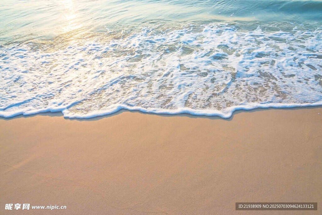 清澈蓝水泳池水面特写