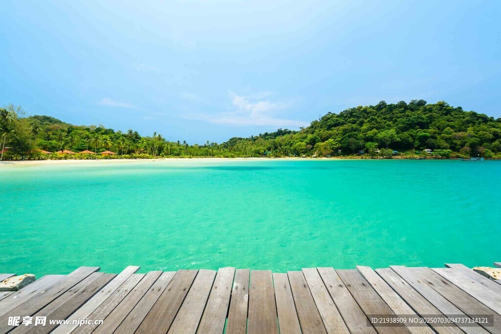 海边木栈道的迷人风光