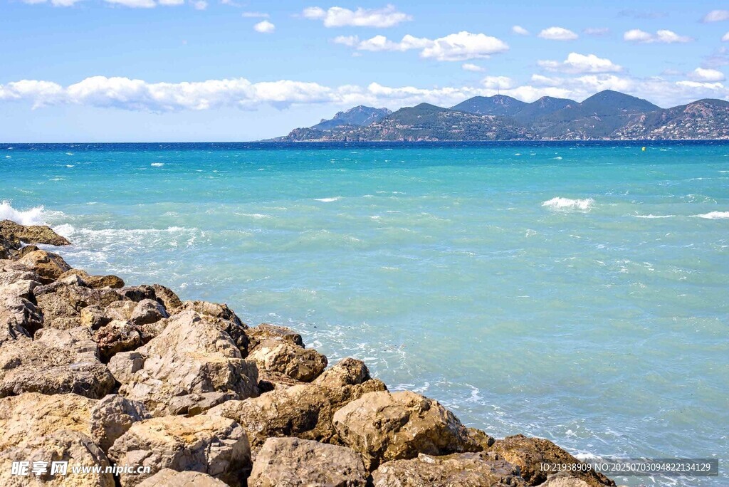 海边礁石与碧蓝海水美景