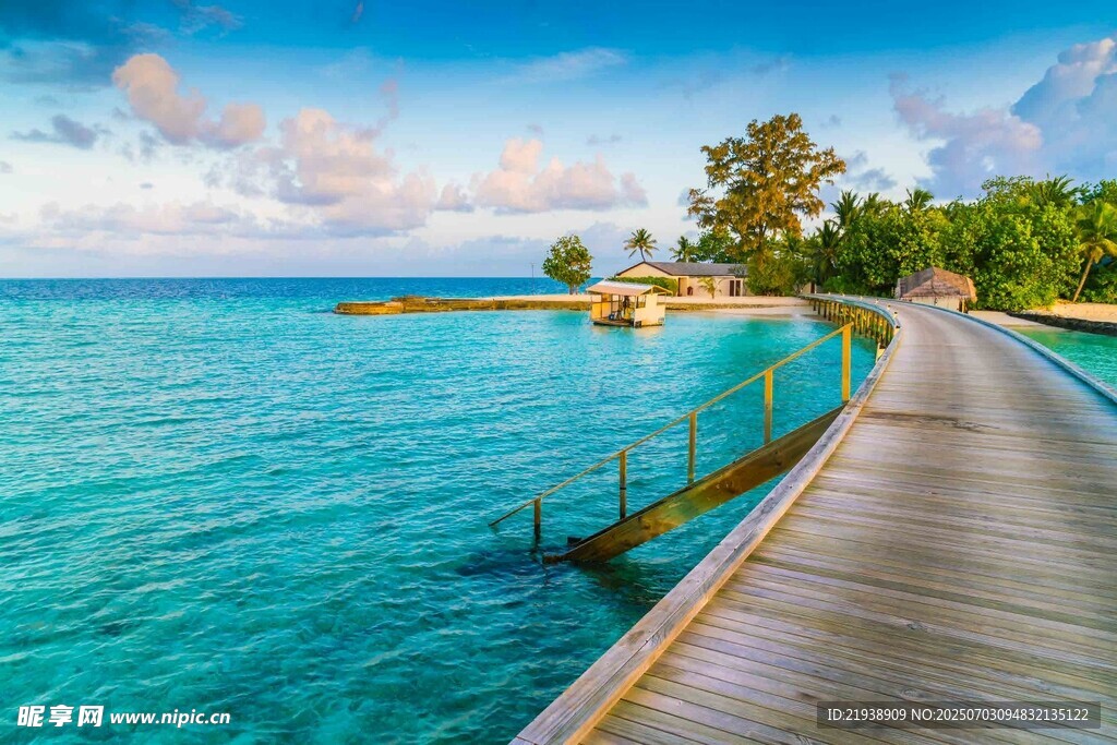 海边木栈道的美丽风光