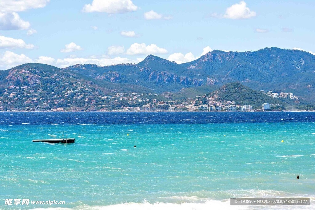 碧海蓝天中的静谧海域