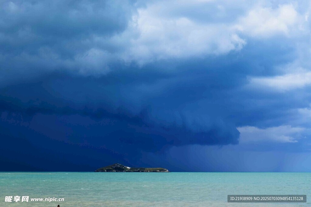 海上乌云笼罩的静谧小岛