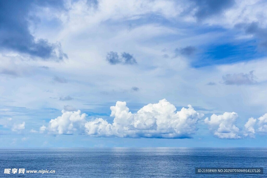 碧海蓝天间的梦幻云海