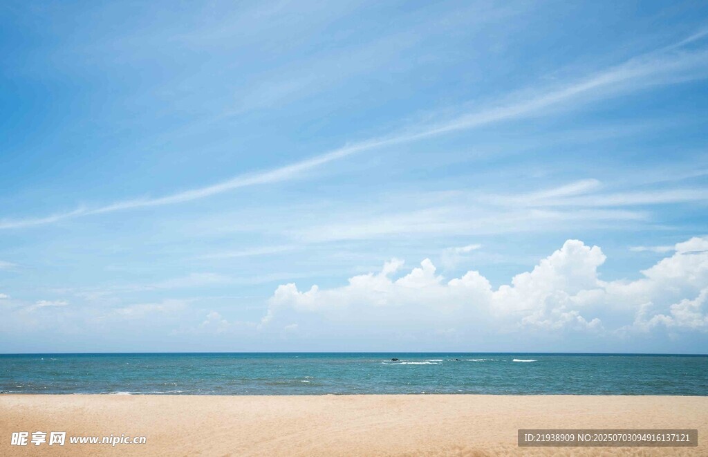 蓝天沙滩海景图
