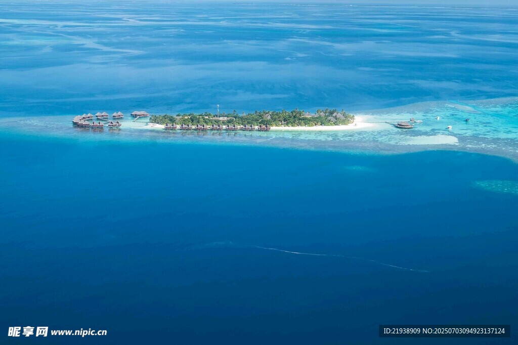 蓝色海洋中的美丽小岛