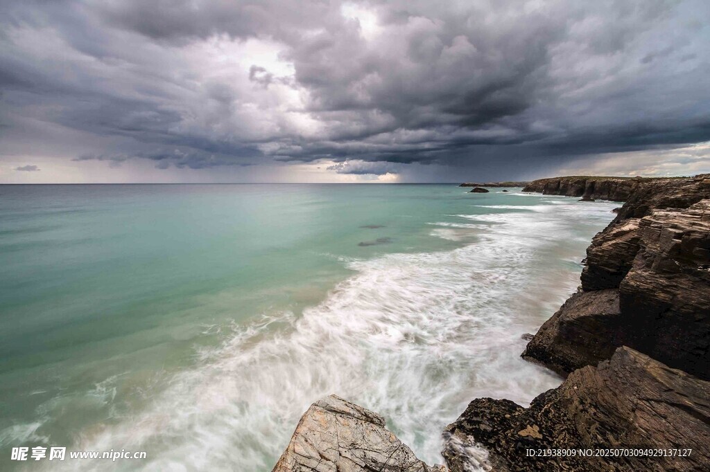 海边乌云下的壮阔海景