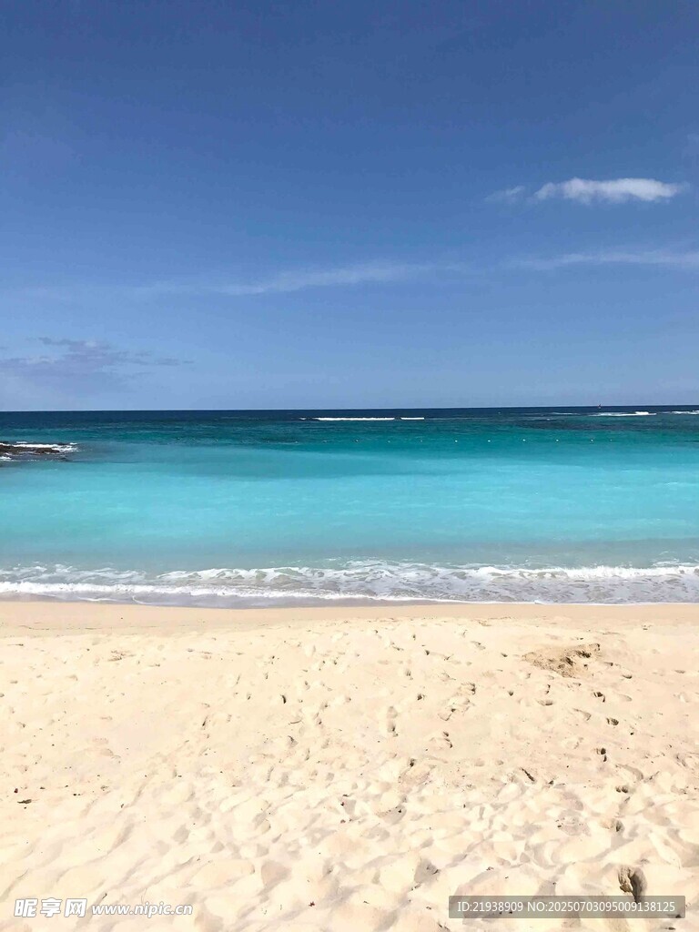 美丽沙滩与湛蓝海水景观