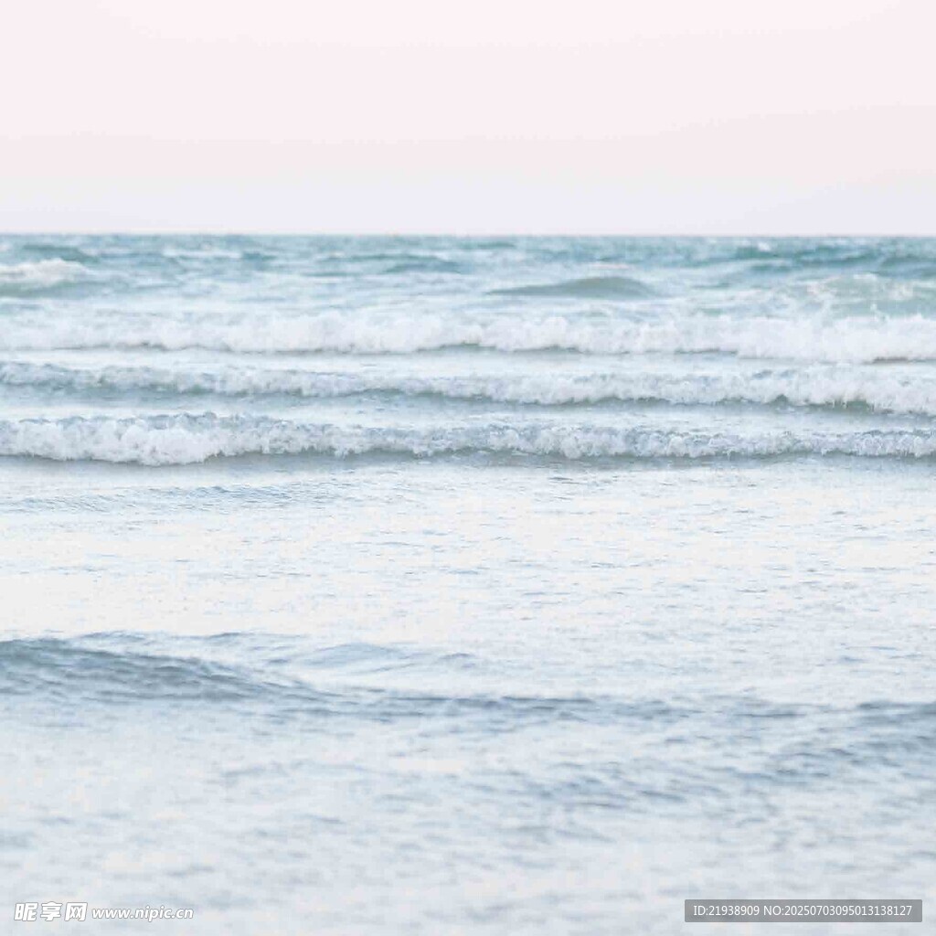 海浪轻涌的宁静海面