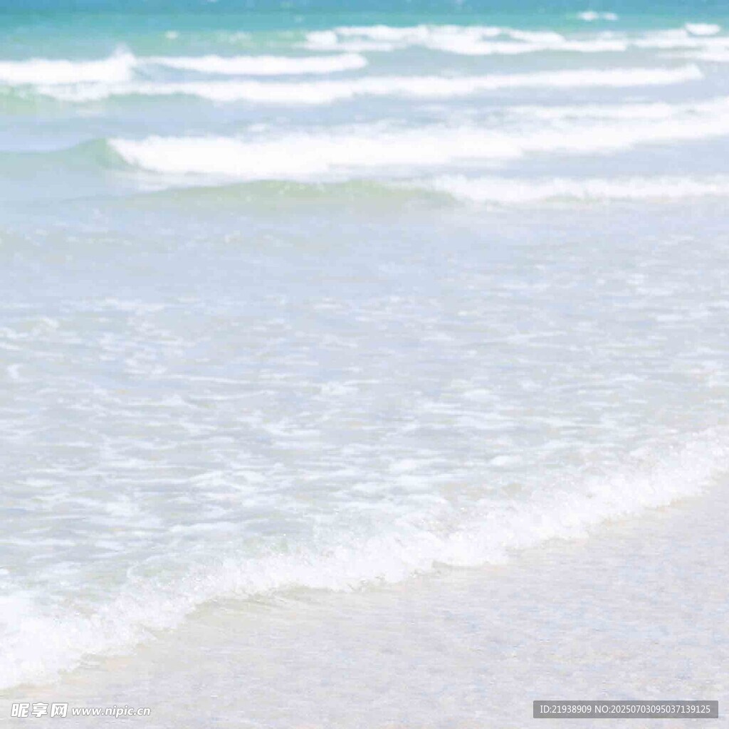 海边沙滩上的白色浪花