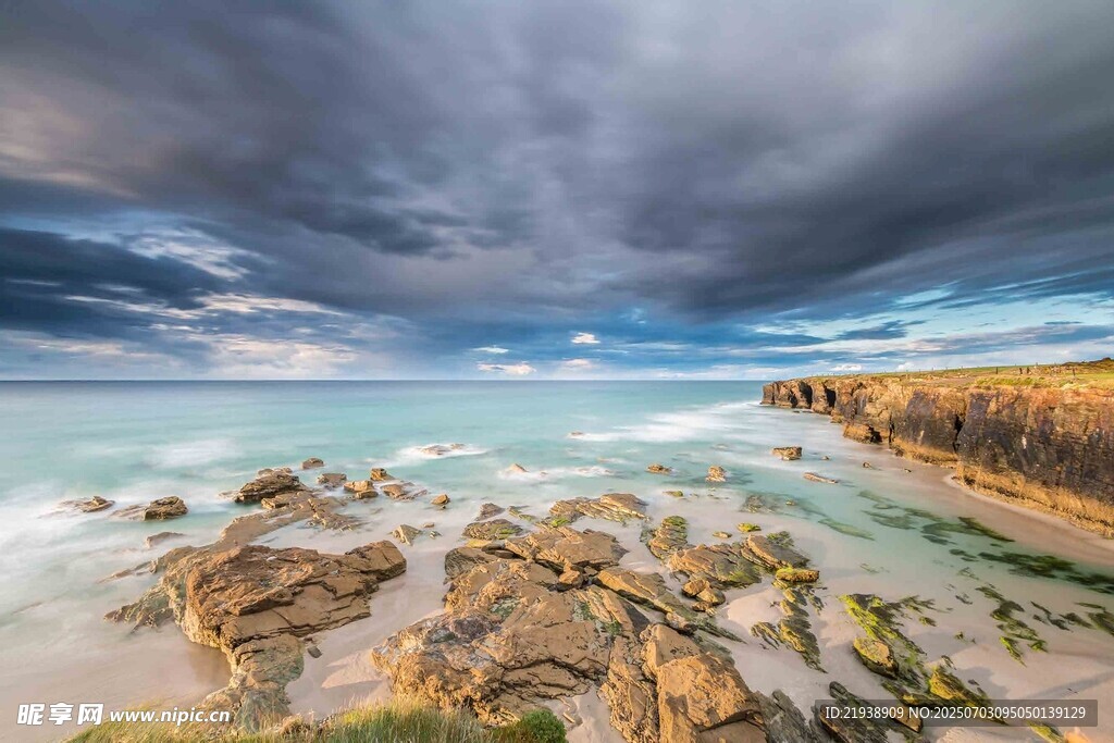 海边礁石与壮阔天空景观