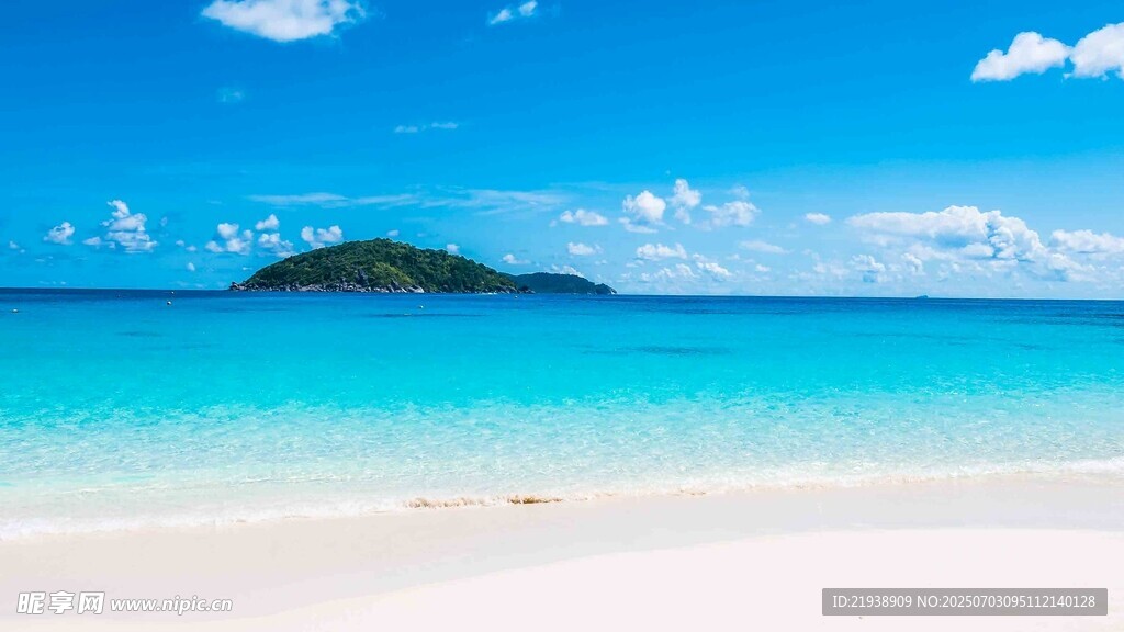 美丽海岛的迷人蓝色海岸