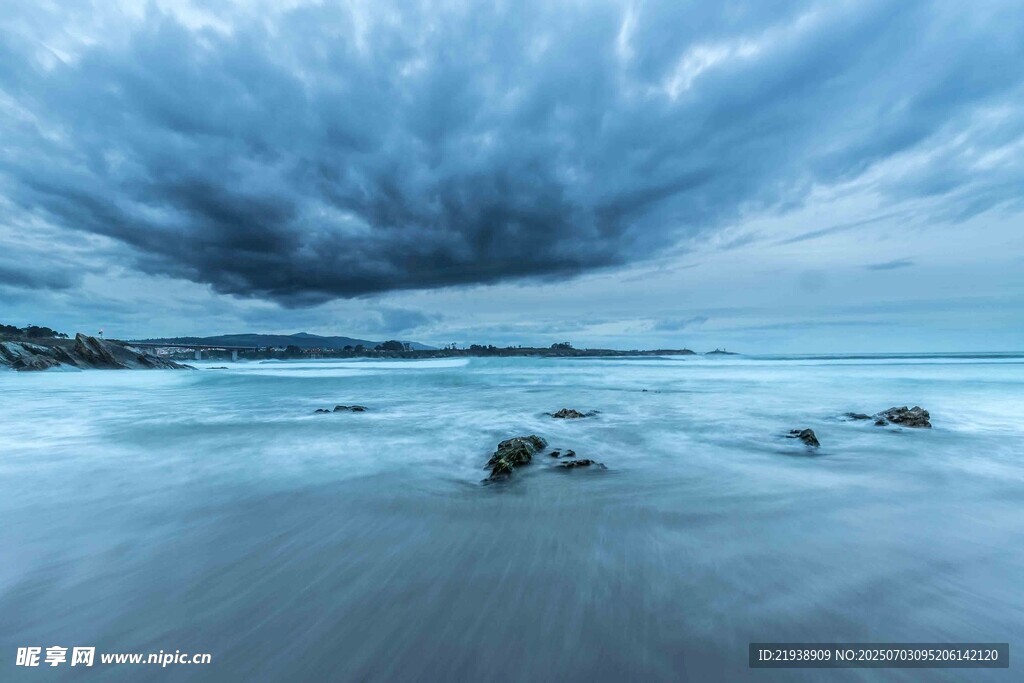 海边乌云下的宁静景致