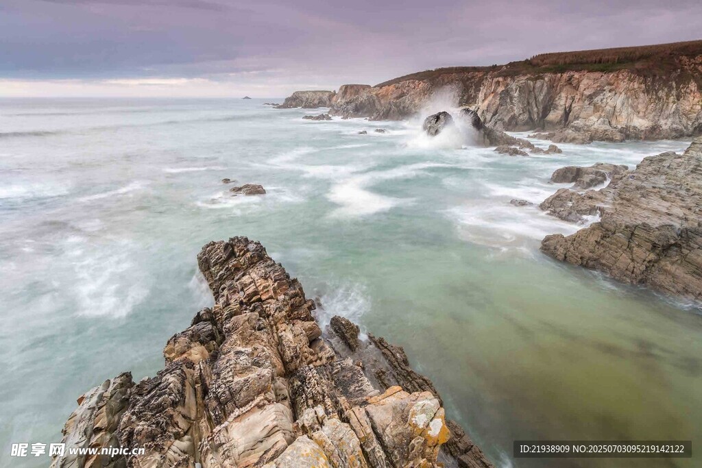 海岸边嶙峋礁石与海浪