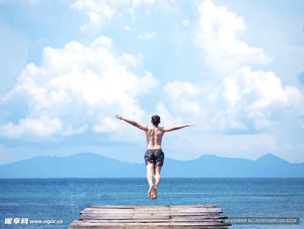海边木栈上的舒展女子