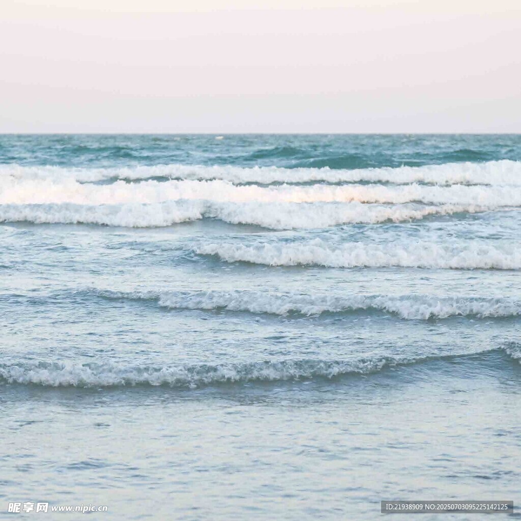 海浪轻涌的美丽海滨风光