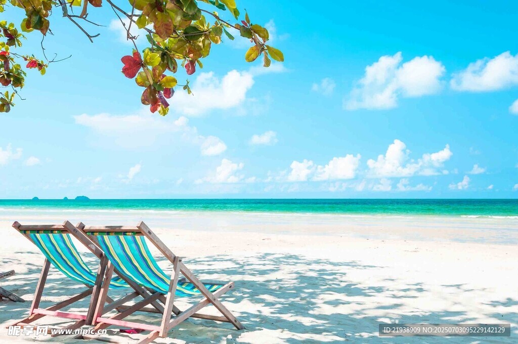 海边沙滩上的休闲躺椅
