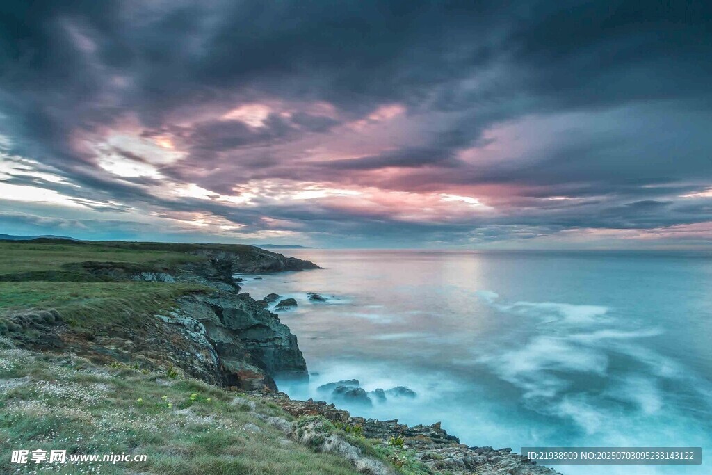 海边壮丽晚霞与辽阔海景