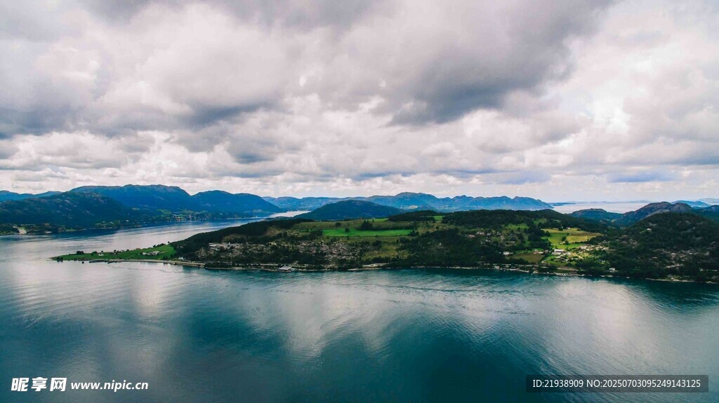 宁静湖景与远山云雾缭绕
