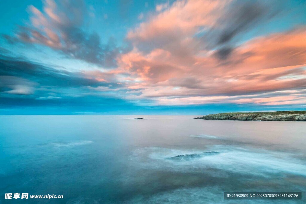 海边绚丽晚霞与平静海面