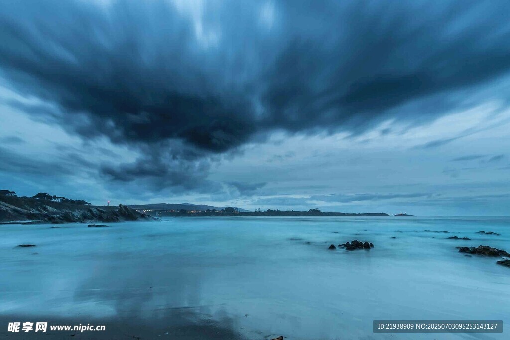 乌云笼罩下的宁静海面