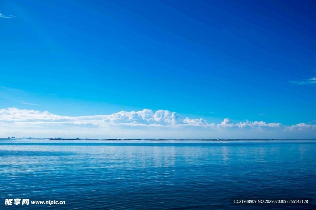 广阔蓝天与平静湖面美景