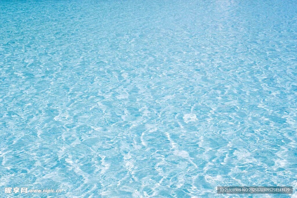 清澈见底的蓝色泳池水面
