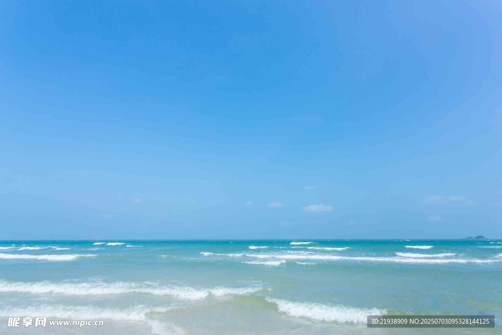 碧海蓝天的美丽海滨风光