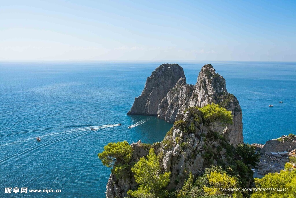 海岸嶙峋岩石与碧海蓝天