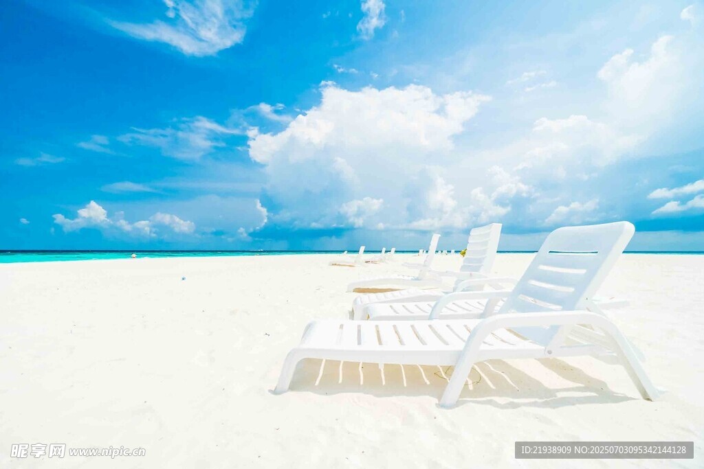 海滩上的白色休闲躺椅