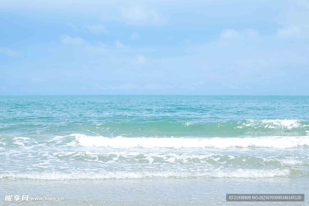 碧海蓝天海浪轻拍沙滩
