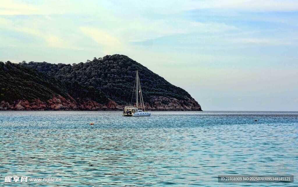 海上孤帆伴青山