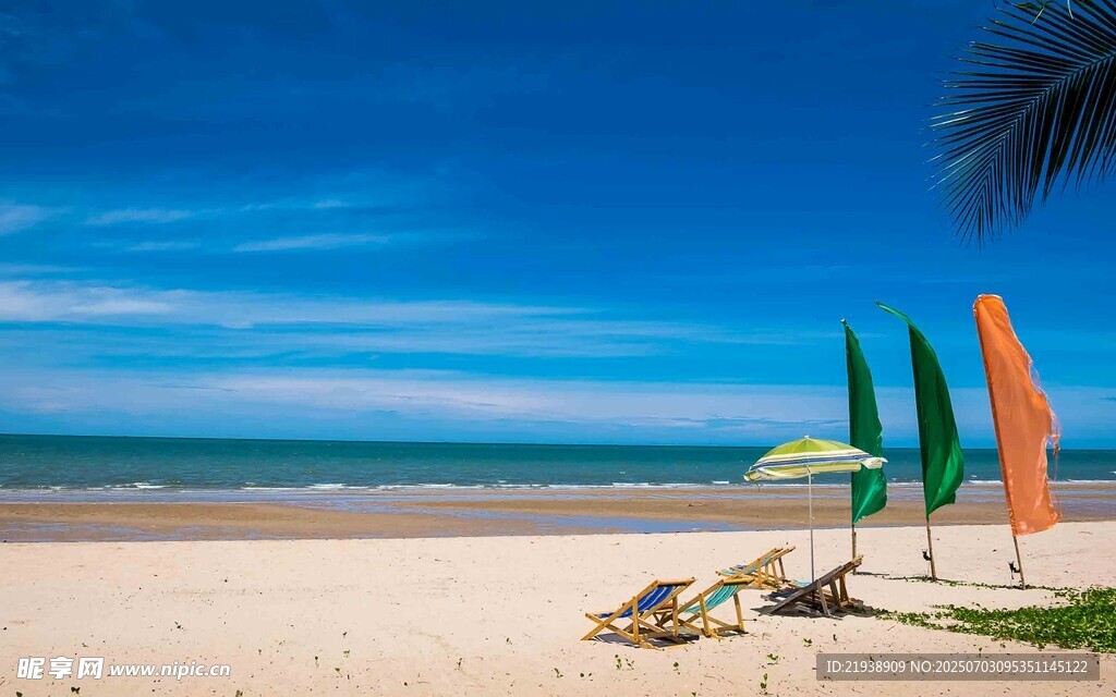 美丽海滩风光与遮阳伞