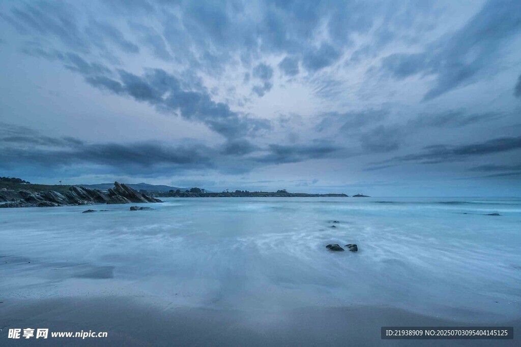 海边暮色下的宁静景致