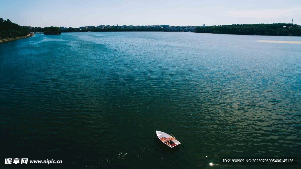 湖面上的小船