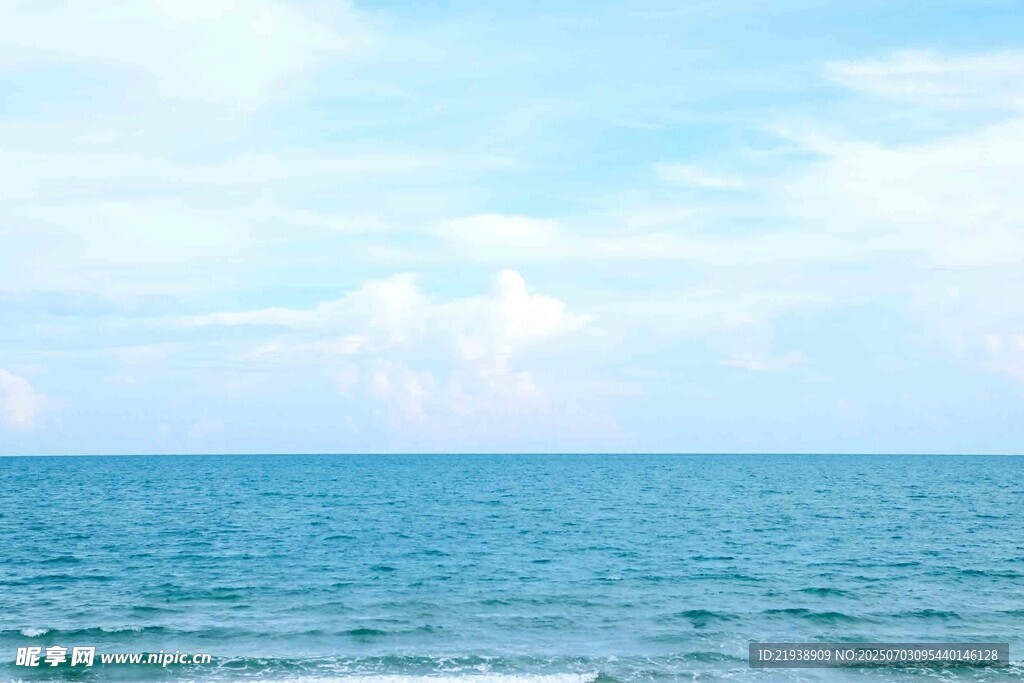 蔚蓝大海与天际的美丽景致