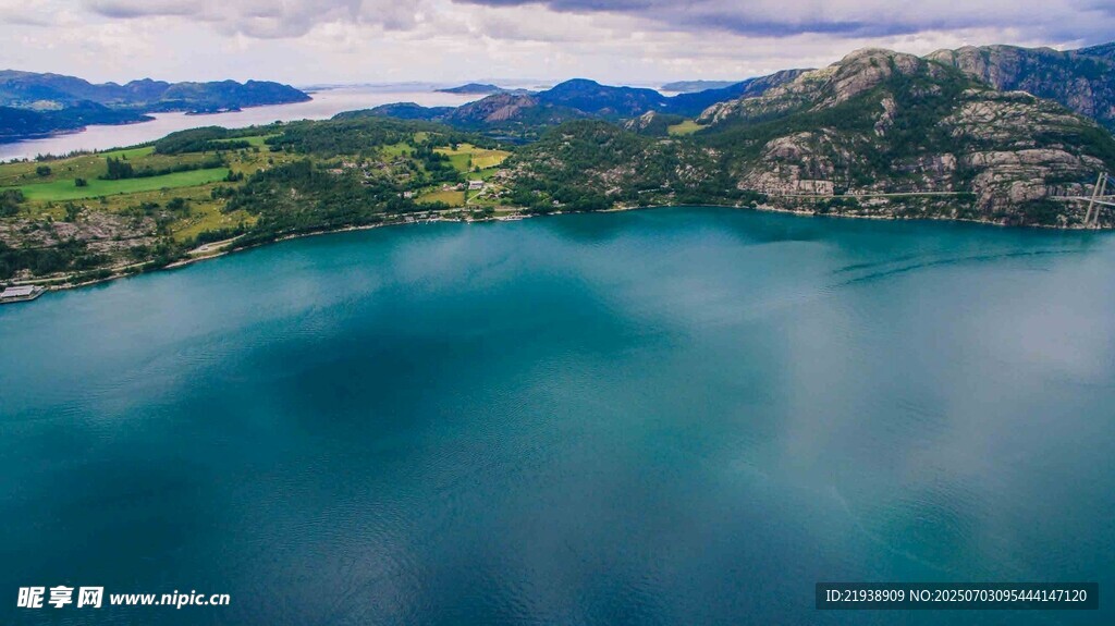 美丽湖景与远山风光