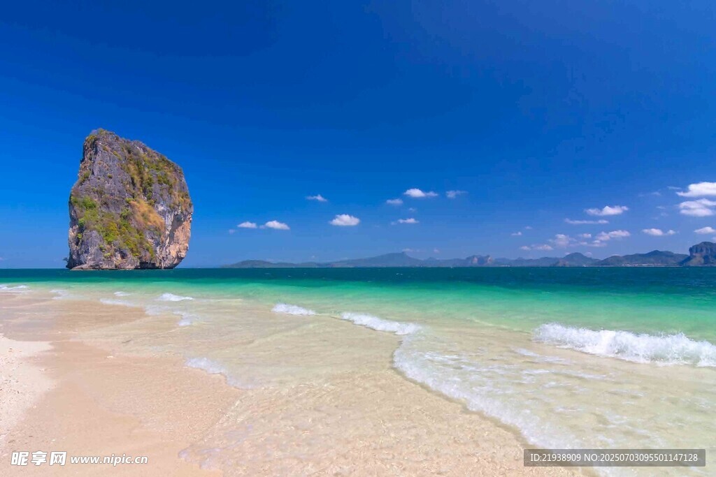 美丽海滩与海中巨石