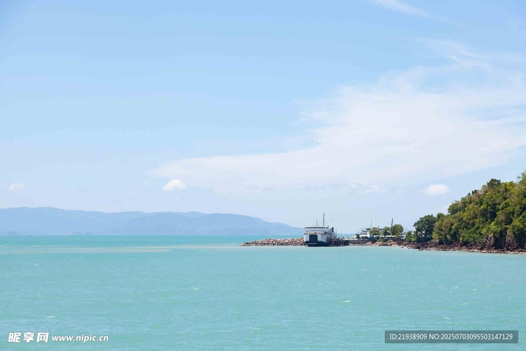 碧海蓝天中的美丽海滨风光