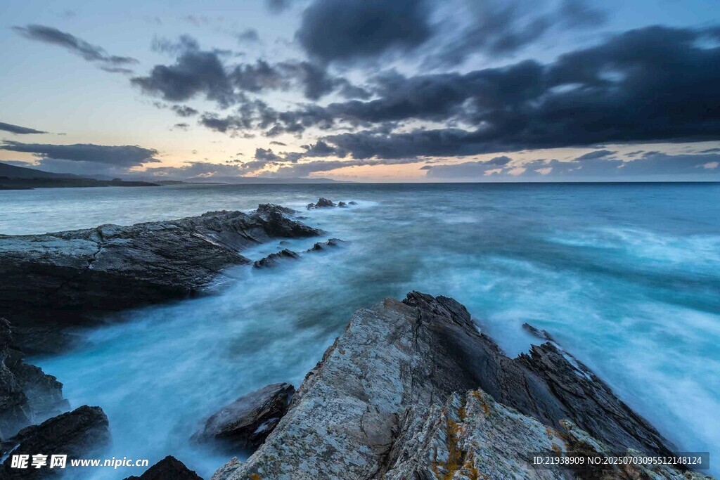 海边礁石上的壮丽黄昏景色