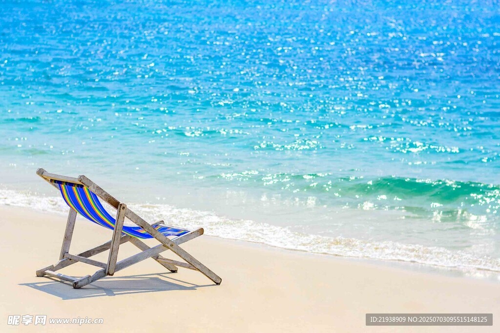 沙滩上的休闲躺椅